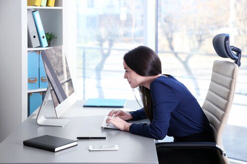 Para evitar a dor nas costas durante o traballo de oficina sedentario, é necesario facer pausas