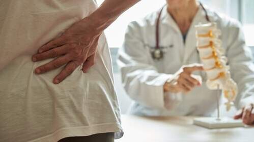 Se experimentas dor nas costas a longo prazo, debes consultar a un médico